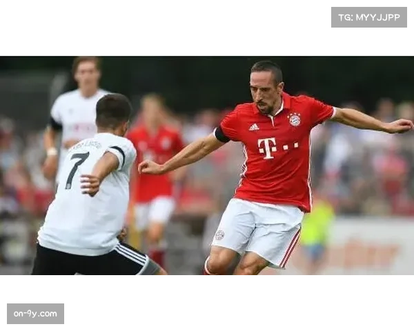 “拜仁慕尼黑新帅首次合练，媒体称其重点演练了丢球后的立即反抢小组”